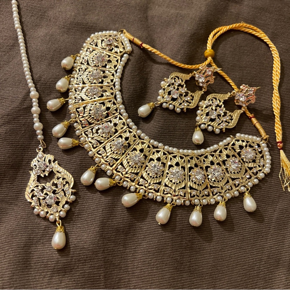 White And Gold Indian Necklace Set Choker With Teeka(forehead Jewelry) Read Desc